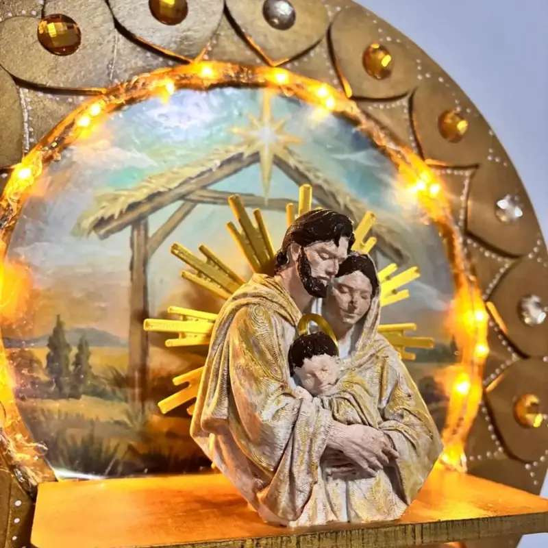 Aproximação da Sagrada Família em relevo, com raios dourados e fundo de campo pintado à mão