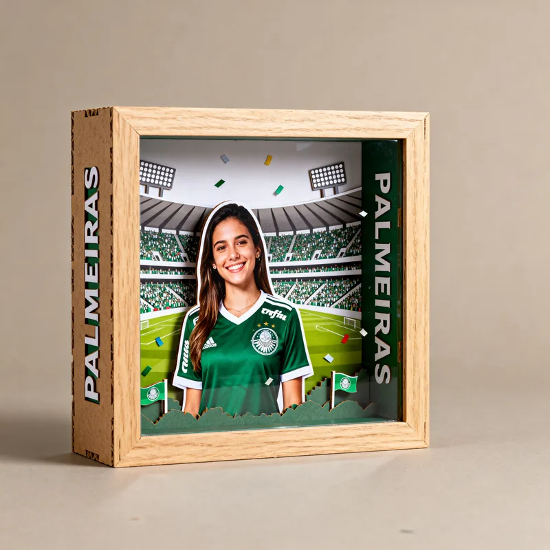 Ideia de quadro 3D de time de futebol com torcedora de camisa verde, estádio e o nome Palmeiras nas laterais